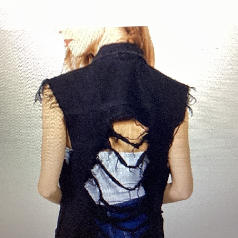 DENIM BLACK DISTRESSED SLEEVELESS JACKET (Size: 1X)